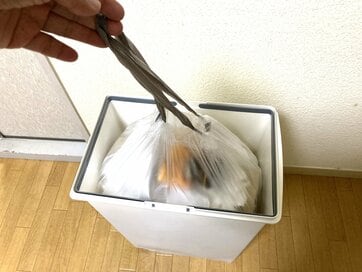 面倒なゴミ捨てが変わる！スリコ330円の「ヒモつきゴミ袋」で手はもう汚さない
