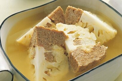 「カリフラワーのひき肉詰め」煮込みのつくり方。丸ごと1個使い切り、ボリューム満点／大庭英子さんの冬レシピ