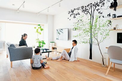 ものが少ないを楽しむ暮らし。家具の代わりに花やグリーンを