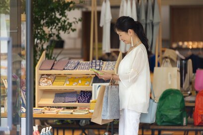 50代ひとり旅の「おみやげ問題」。旅の新常識は“自分用”だけでいい