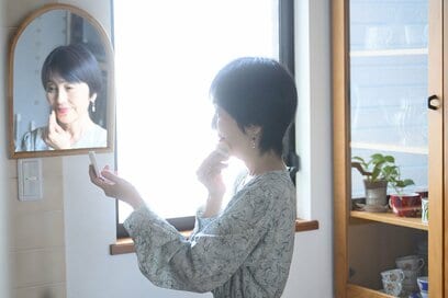 60代で見つけたシンプルメイク。「女性の価値は若さ」という価値観を手放したらラクになった