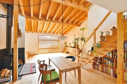 趣味やセルフビルドが楽しめる、木の温もりに包まれたやさしい住まい