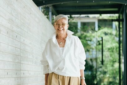 75歳、年齢を重ねたからこその「おしゃれの楽しみ方」。リングもピアスも“大ぶり”こそ似合う 