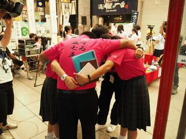 夏井いつきさんが“母”。俳句にかける高校生たちの姿