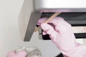 浮いてきた汚れを割り箸でこそげる