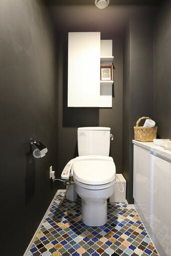 モザイクタイルのトイレ