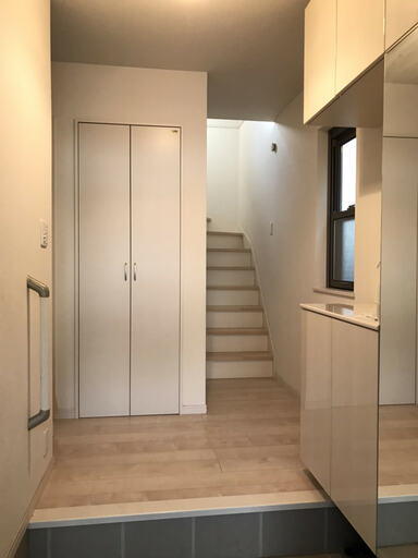 離婚が理由で売りに出された家の玄関