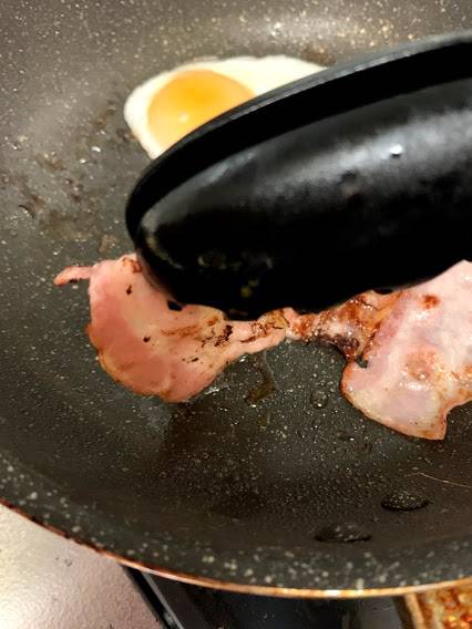 トングにベーコン