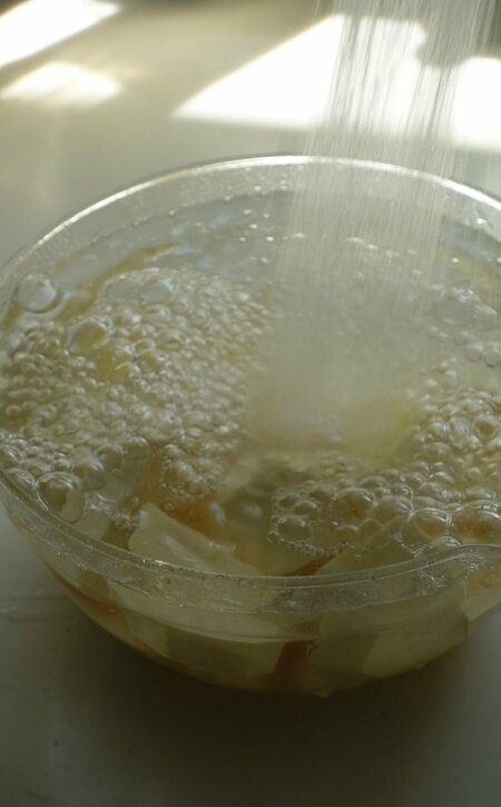 サツマイモを水にさらす