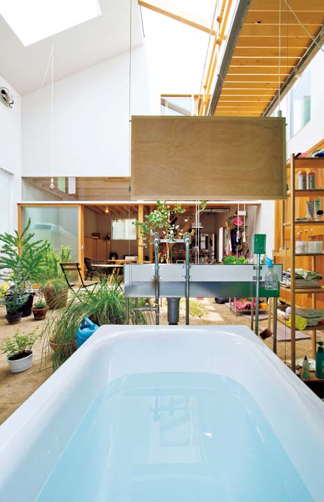 バスタブから庭を眺める