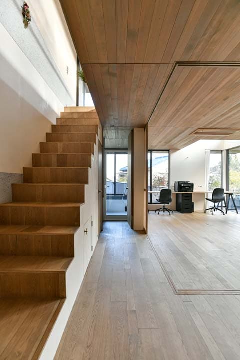 引き戸で緩やかに仕切られたワークスペース