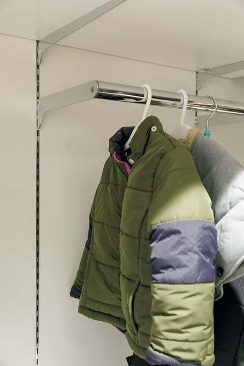 ハンガーパイプに吊るした衣類