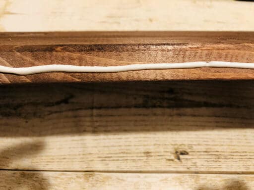 木材にボンドをつける