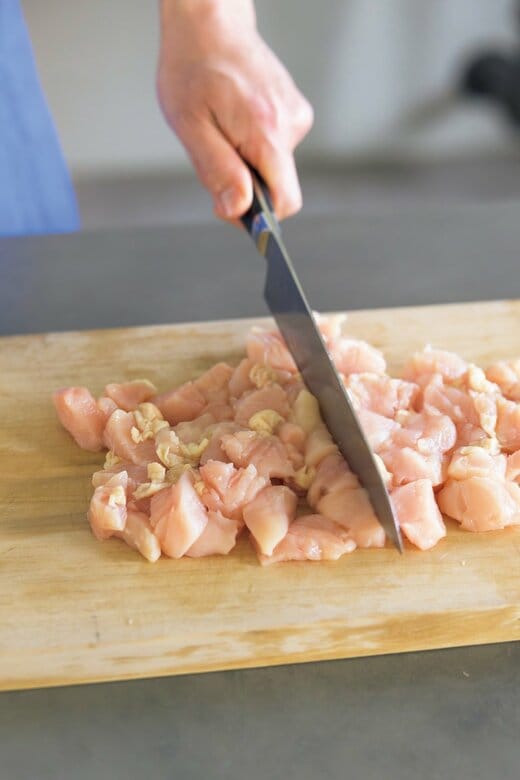 鶏胸肉を小さく切る様子