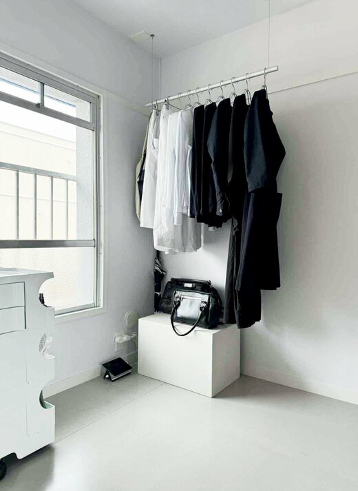 白黒で統一し高さもそろえたアパレルショップのような見える収納