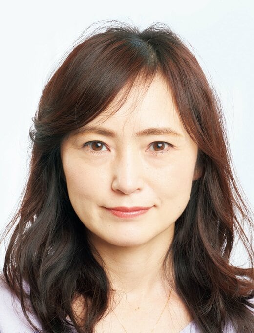 アホ毛が目立ち、どこか疲れた雰囲気の女性