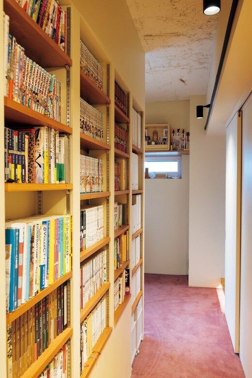 本棚に整頓されたたくさんの本