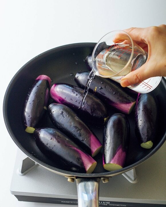 フライパンにナス