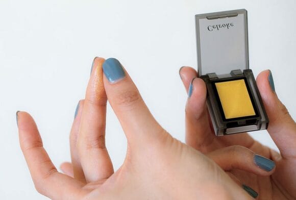 指をこすり合わせるアイカラー