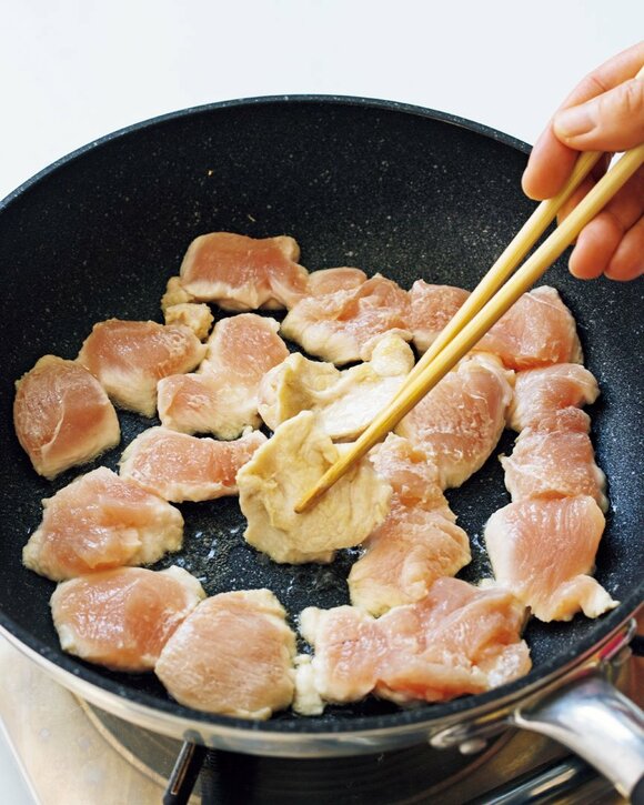フライパンに鶏むね肉