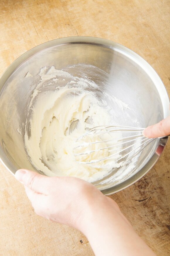 泡立て器で混ぜる