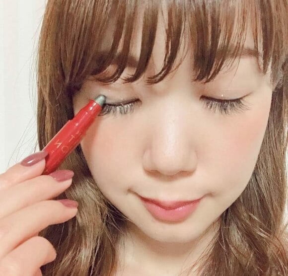 スティックアイシャドウ