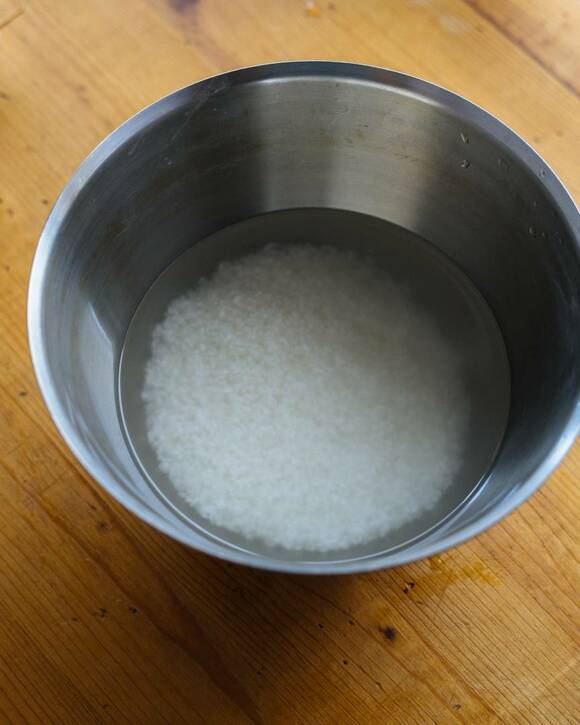 ボウルにお米と水