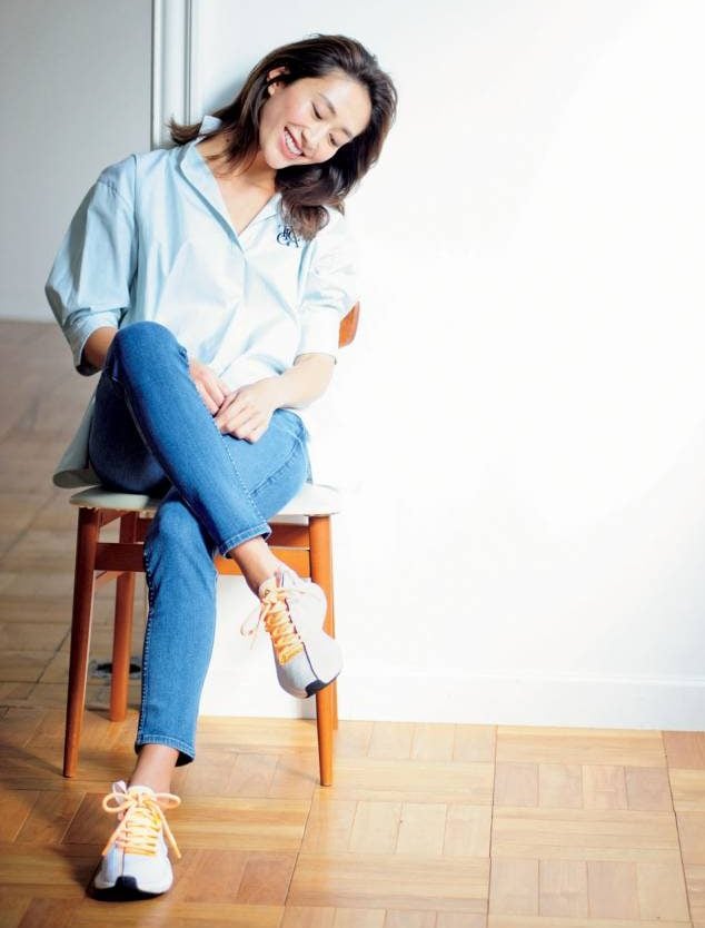 上下淡い色のシンプルな服と合わせて、足元を主役のコーディネート