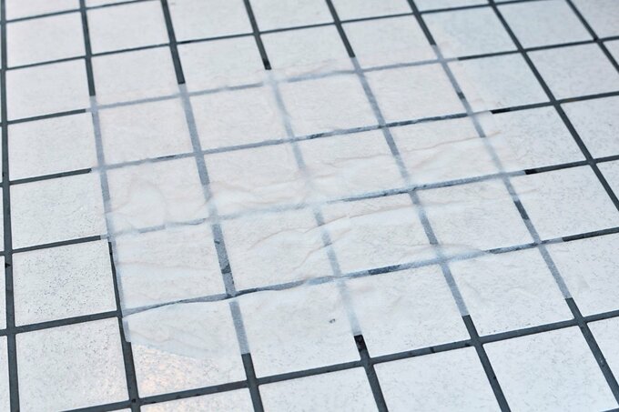 玄関床にペーパータオルでパック