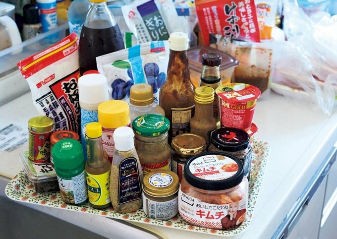 トレイに並ぶ使いかけの調味料や食材