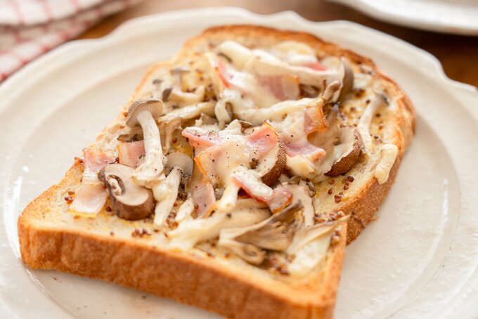 きのことベーコンのマスタードトースト