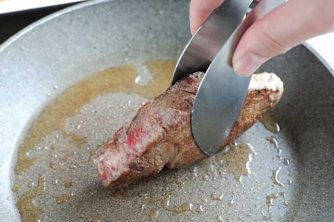 フライパンで牛肉を焼く