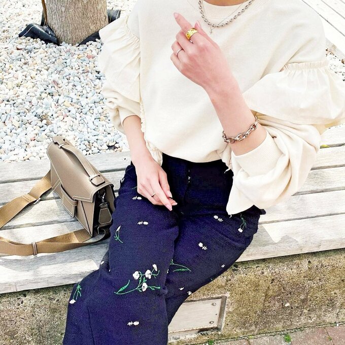 エンブロイダリーテクスチャーのパンツ