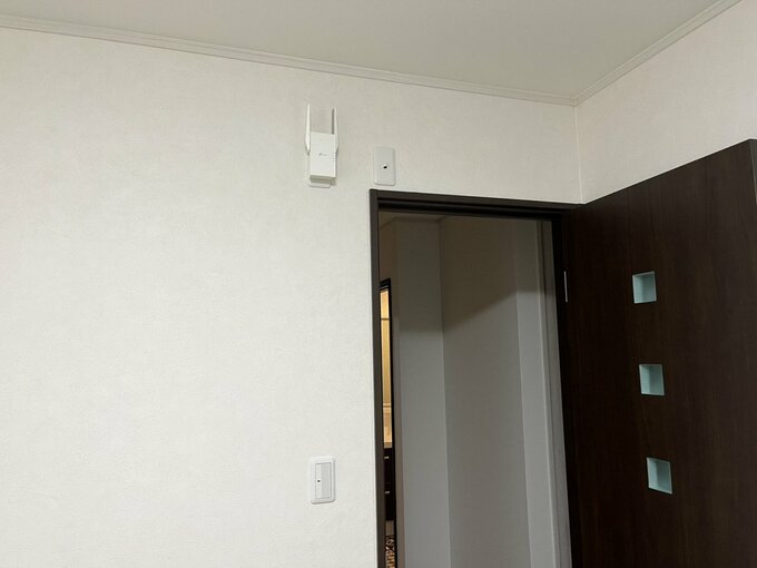 天井付近につけた中継器用のコンセント