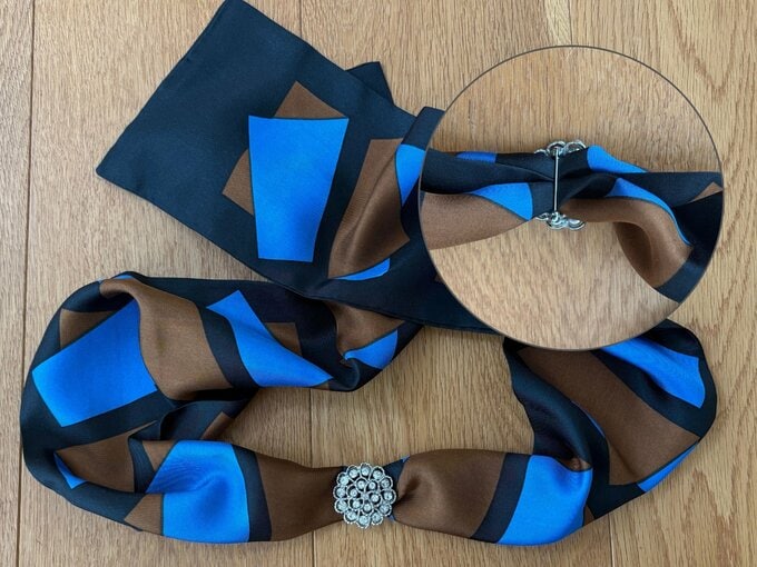 ブローチを通したスカーフ