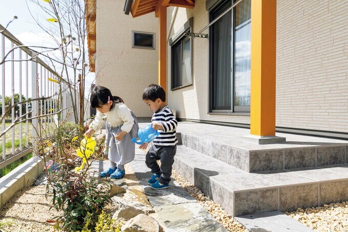 タイルデッキと小庭