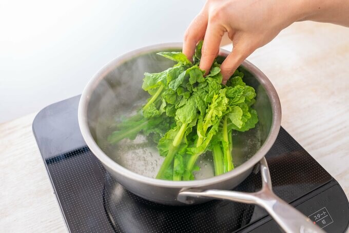 菜の花をお湯に入れる