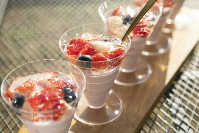 イチゴのグラスデザートアップ