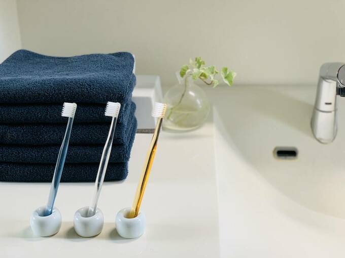 白磁歯ブラシスタンド