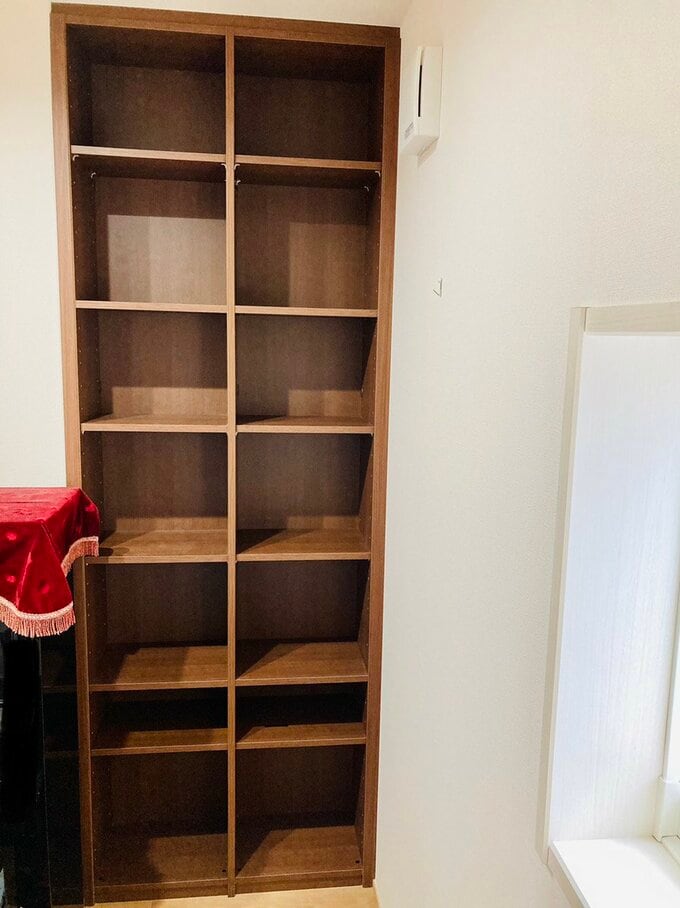 壁一面に作られた造作本棚