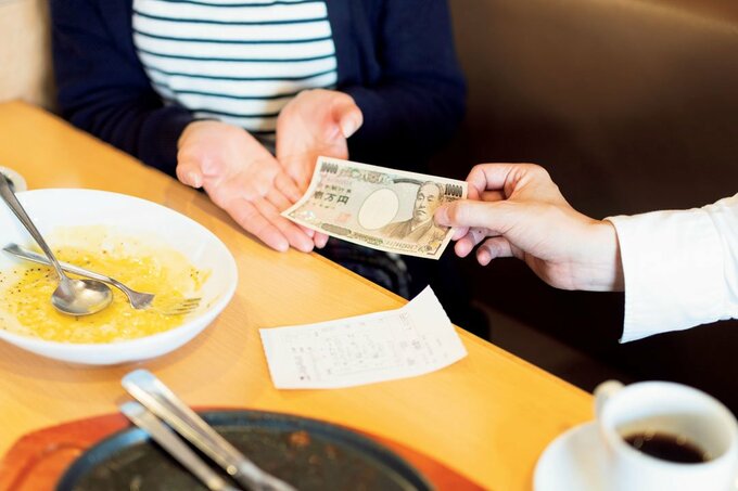 外食時のお金のやり取りの様子