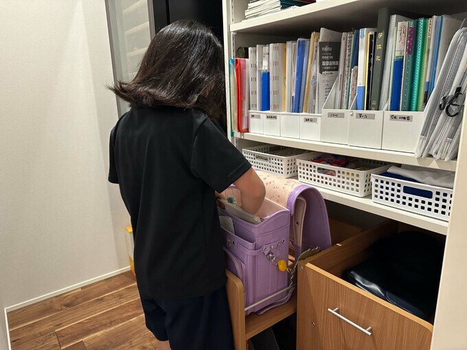 学校の準備をする長女