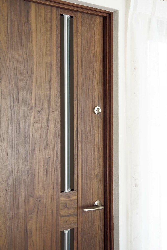 ネコのために高い位置にカギを設置したリビングの扉