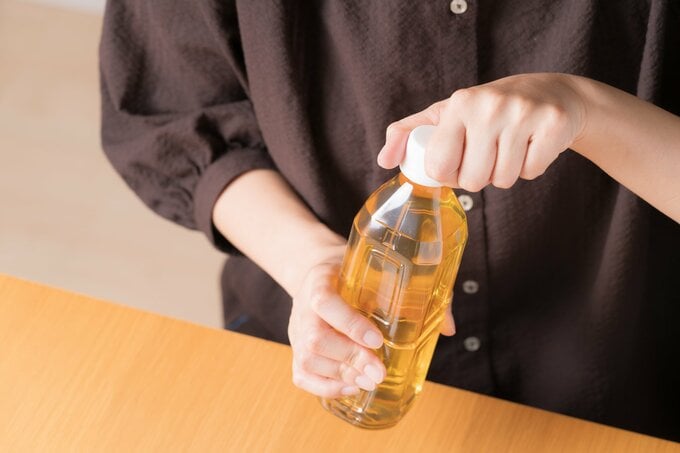 ペットボトルを開ける女性