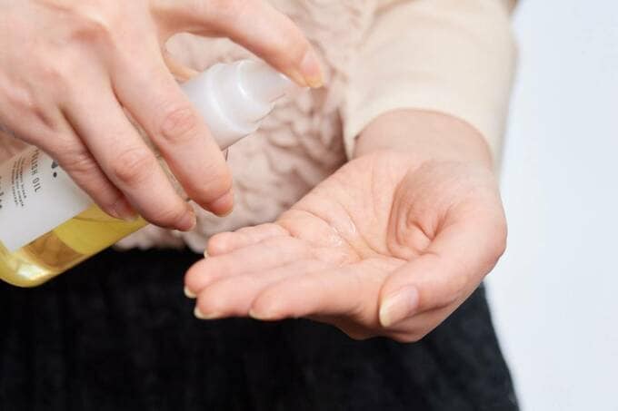 スタイリング用保湿剤を手のひらに