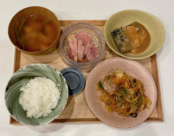 下味冷凍のサバのみそ煮。冷凍野菜のチャプチェ、ふるさと納税の刺身