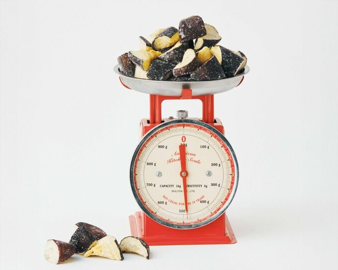 キッチンスケールにのった揚げなす乱切り