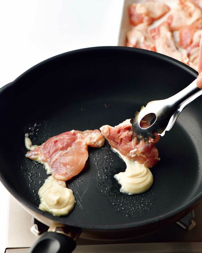 フライパンにチキン