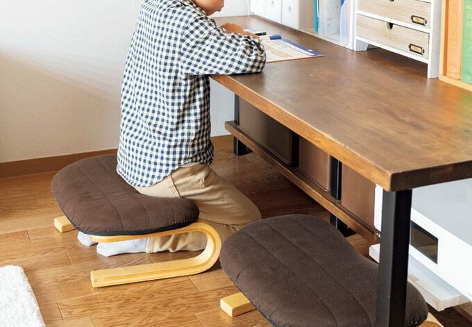 机に向かう男の子