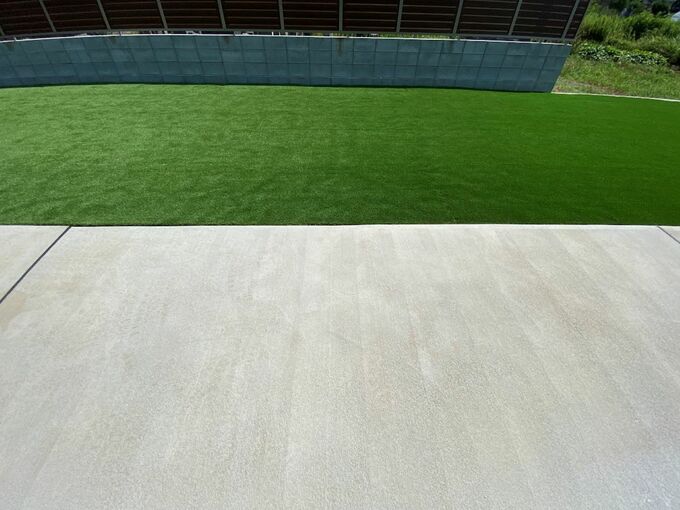 人工芝とコンクリート